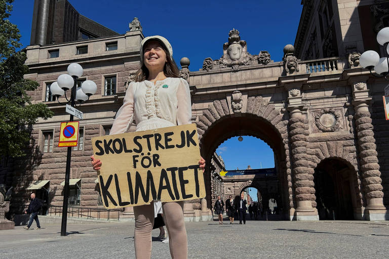 Greta Thunberg faz seu último protesto de sexta-feira em frente ao Parlamento sueco com seu tradicional cartaz 'Greve escolar pelo clima'