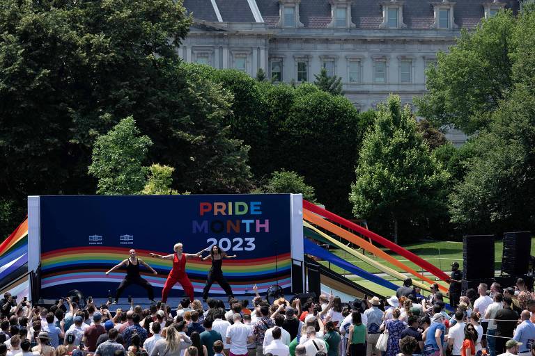 Celebração do mês do orgulho LGBTQIA+ perto da Casa Branca, em Washington, nos EUA