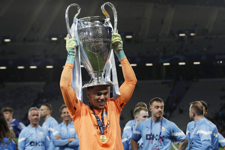 Ederson ergue a taça da Champions League após a vitória sobre a Inter de Milão