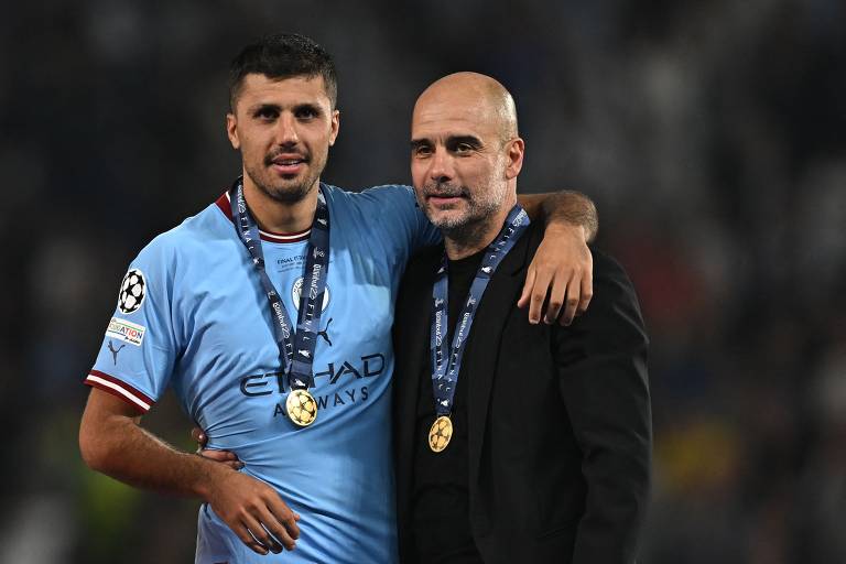 Rodri, autor do gol, abraça o técnico Guardiola na comemoração do título da Champions League