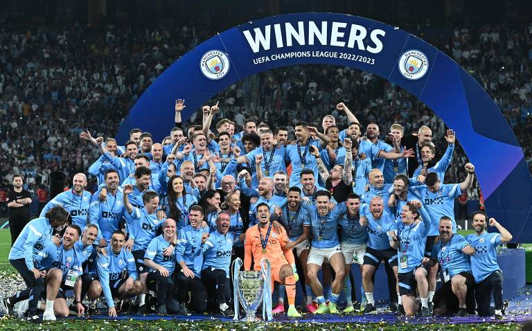 Torcida do Manchester City festeja título até o sol raiar