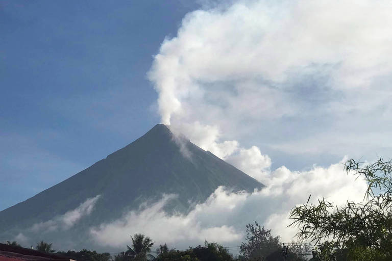 Cerca de 13 mil pessoas vão para abrigos após vulcão expelir cinzas nas Filipinas