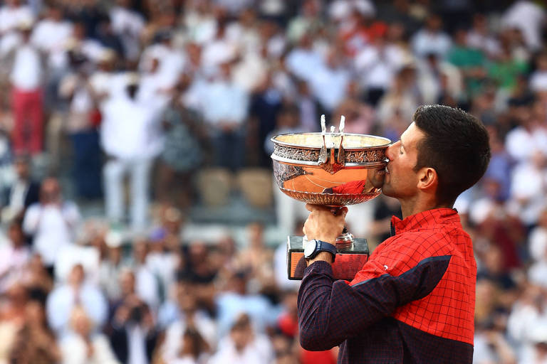 Djokovic recebe o troféu do título de Roland Garros de 2023