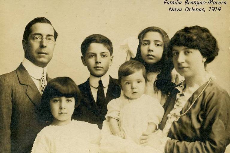 Foto em preto e bfranco antiga mostra família de pai, mãe e quatro crianças