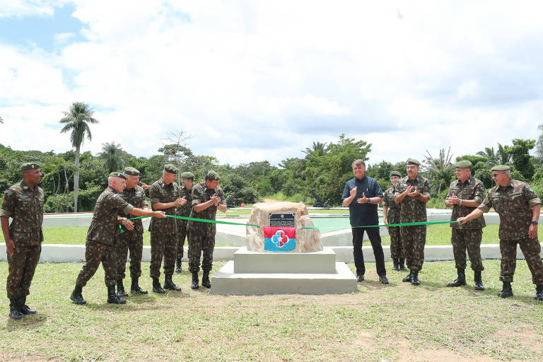 Cerimônia de Lançamento da Pedra Fundamental da Nova Escola de Sargentos do Exército, em Araçoiaba, a 40 km de Recife, capital pernambucana