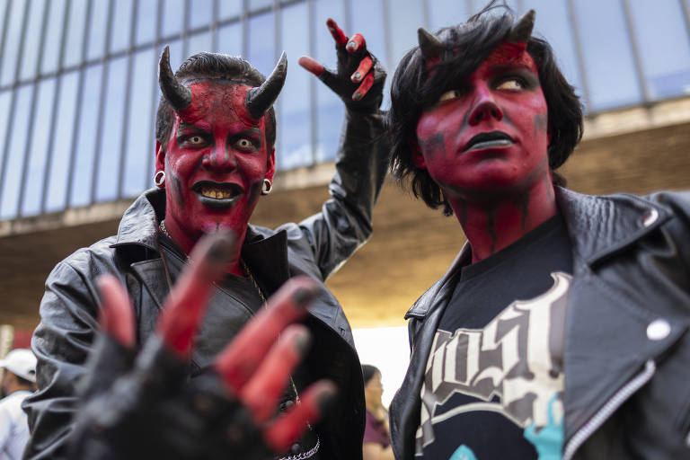 Fantasias "diabólicas" inspiram participantes da 27ª Parada do Orgulho LGBT+ na avenida Paulista