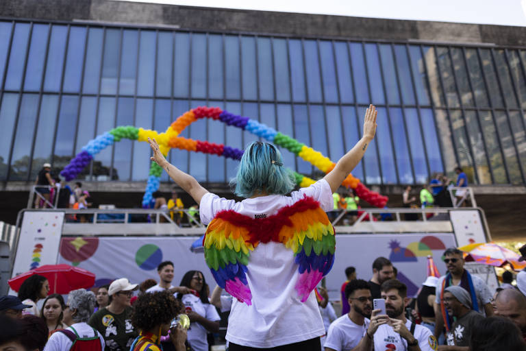 Participante da Parada LGBT+ colocou asas coloridas para participar do evento