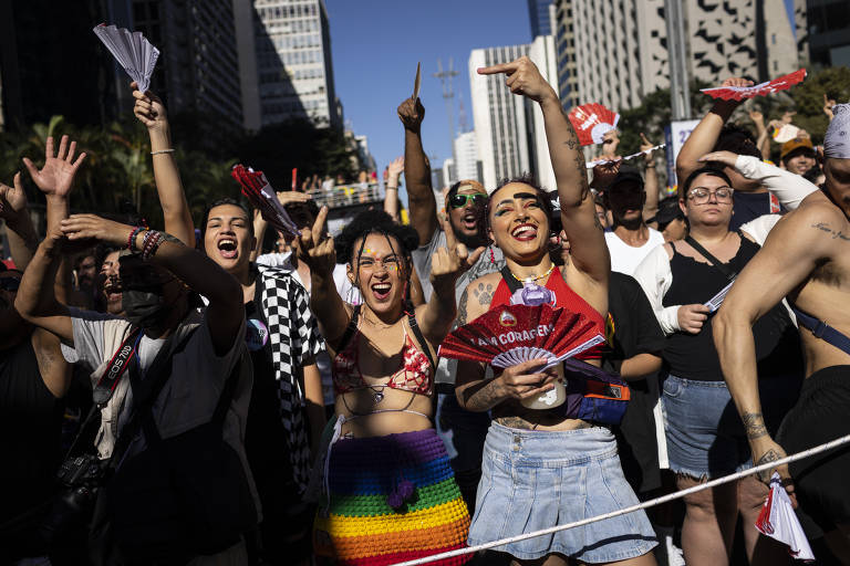 Participantes da Parada LGBT+ fazem a festa na avenida Paulista