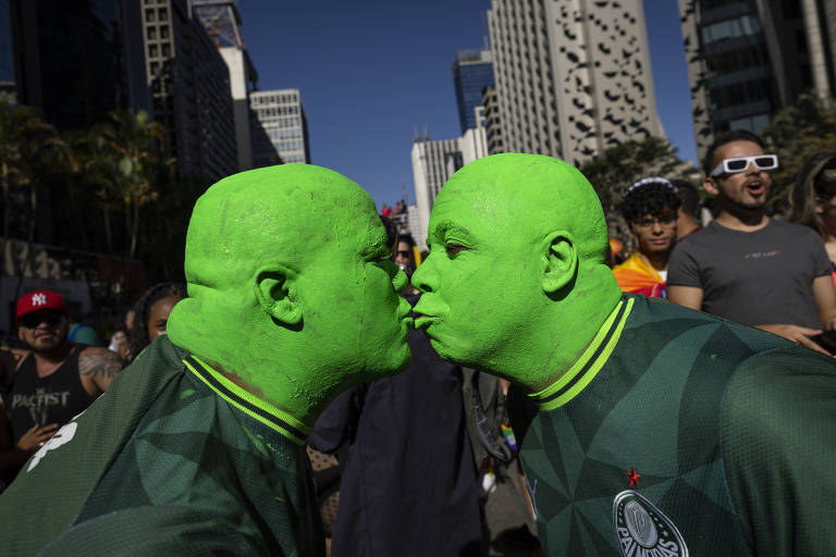 Participantes da Parada LGBT+ dão selinho