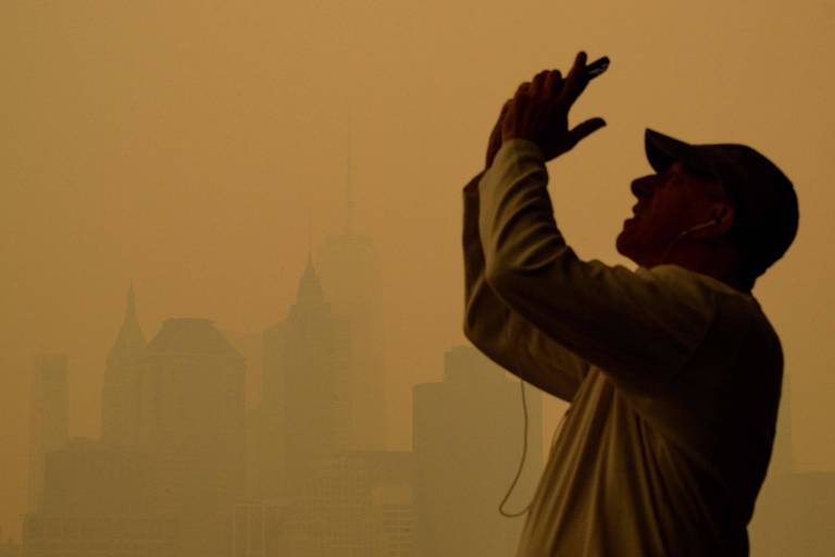 Homem em Nova York faz foto de fumaça oriunda de incêndios florestais no Canadá