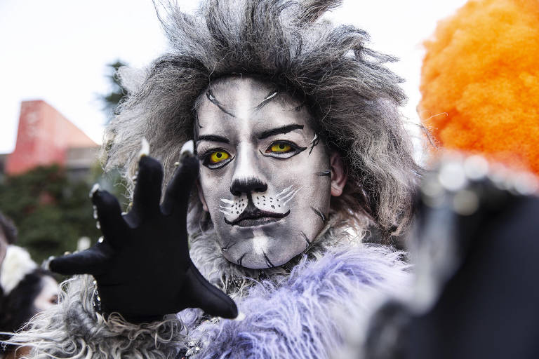 Público se diverte na avenida Paulista durante passagem dos trios elétricos na 27ª edição da Parada do Orgulho LGBT+.