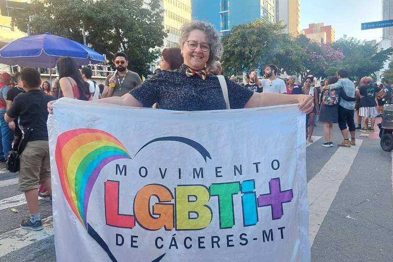 Luciene Neves, 51, segura uma bandeira do movimento de Caceres, no Mato Gross