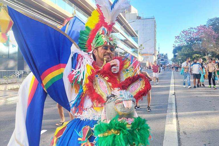 Com fantasia colorida, José Natal de Paula Amaral, 62, segura a bandeira de Pernambuco