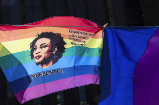 27¼ edicao da Parada do orgulho LGBT+. Bandeira por Marielle Franco a venda por ambulantes na av Paulista