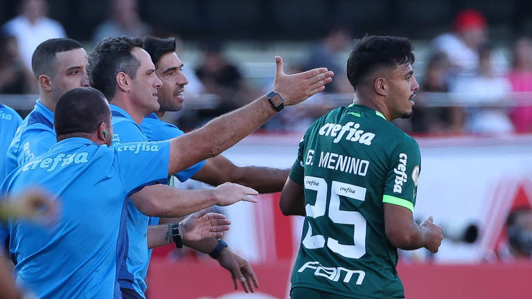 Comissão técnica do Palmeiras comemora com Gabriel menino o primeiro gol na vitória sobre o São Paulo