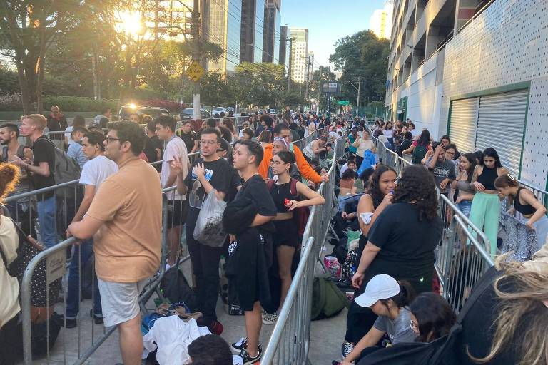 Fãs se aglomeram em fila na espera da venda dos ingressos de Taylor Swift