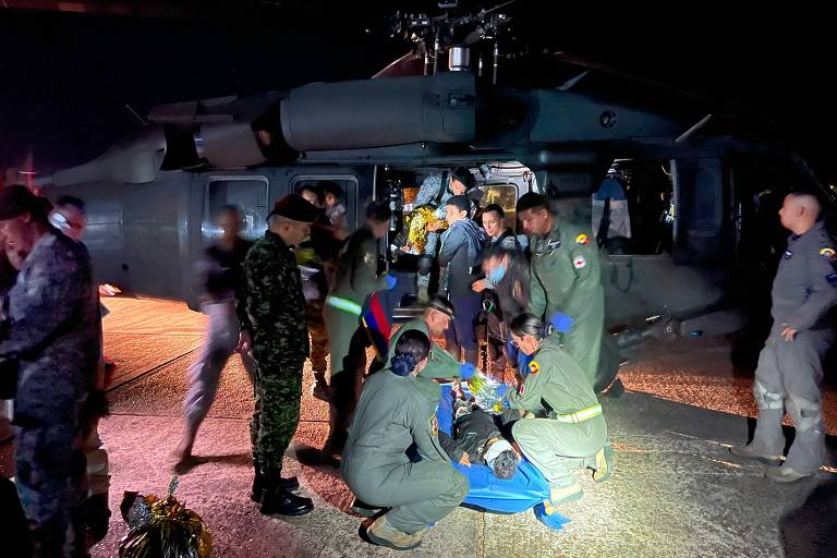 Crianças colombianas foram retiradas da selva por helicóptero