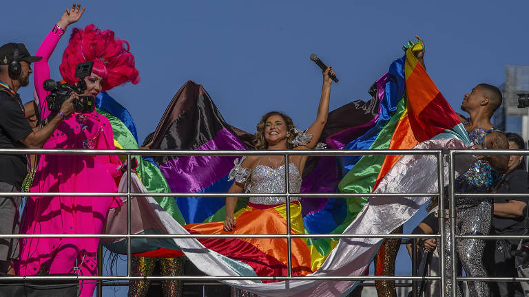 A cantora Daniela Mercury se apresenta durante a 27º edição da Parada do Orgulho LGBTQIA+ na Av Paulista, na tarde deste domingo (11)