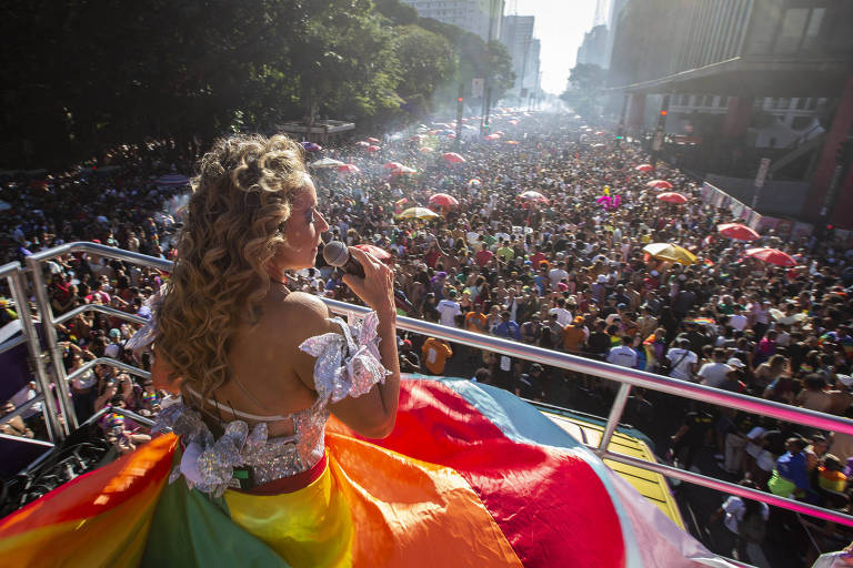 A cantora Daniela Mercury se apresenta durante a 27º edição da Parada do Orgulho LGBTQIA+ na Av Paulista, na tarde deste domingo (11)