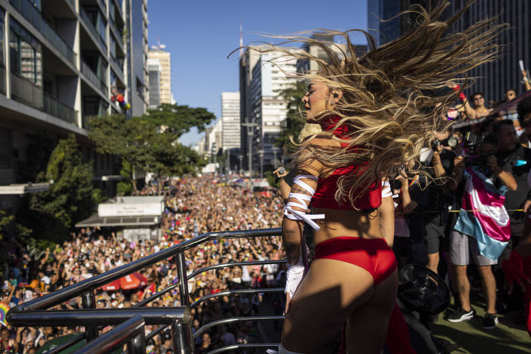 Pabllo Vittar na Parada LGBTQIA+ de São Paulo; recados fortes foram dados na edição deste domingo, na avenida Paulista, com cobrança de políticas para o público LGBTQIAP+ e a promoção de direitos.