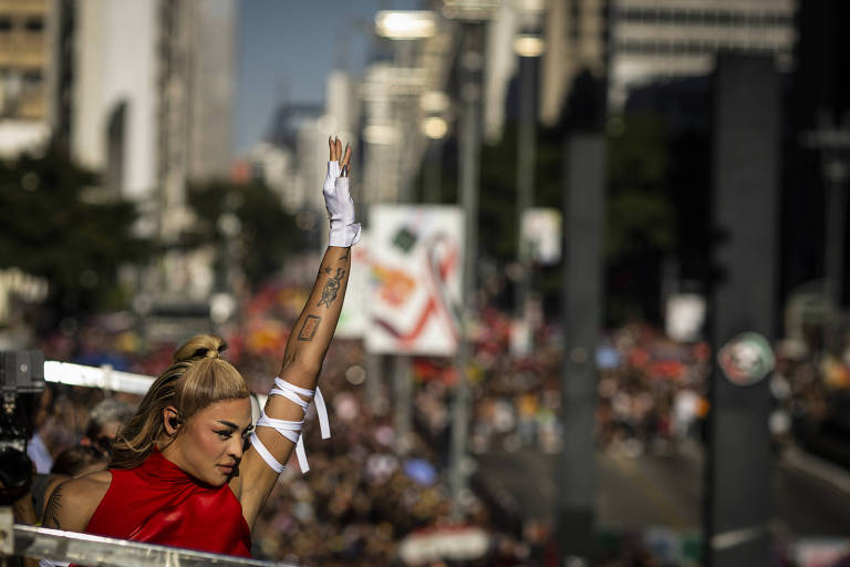 Pabllo Vittar na Parada LGBTQIA+ de São Paulo; recados fortes foram dados na edição deste domingo, na avenida Paulista, com cobrança de políticas para o público LGBTQIAP+ e a promoção de direitos.