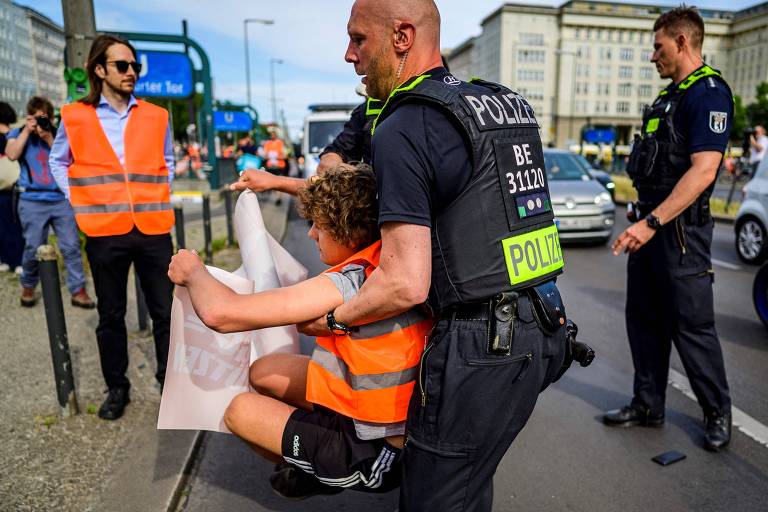 Policial alemão prende ativista do grupo Última Geração, que está na mira da Justiça do país por causa de seus protestos pelo clima