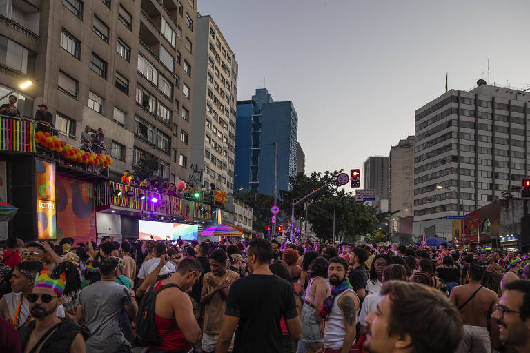 Público curte último trio elétrico passa na avenida Consolação, região central de São Paulo, no enceramento da 27ª edição da Parada do Orgulho LGBT+.