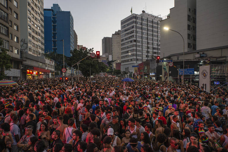 Público curte último trio elétrico passa na avenida Consolação, região central de São Paulo, no enceramento da 27ª edição da Parada do Orgulho LGBT+.