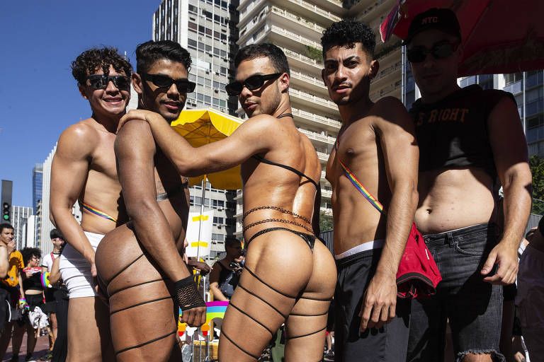 Público se diverte na avenida Paulista durante passagem dos trios elétricos na 27ª edição da Parada do Orgulho LGBT+.