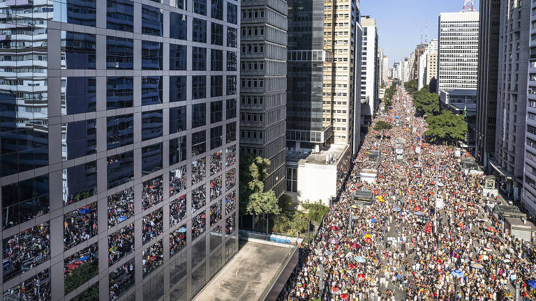 Público lota a avenida Paulista durante passagem dos trios elétricos na 27ª edição da Parada do Orgulho LGBT + em São Paulo.