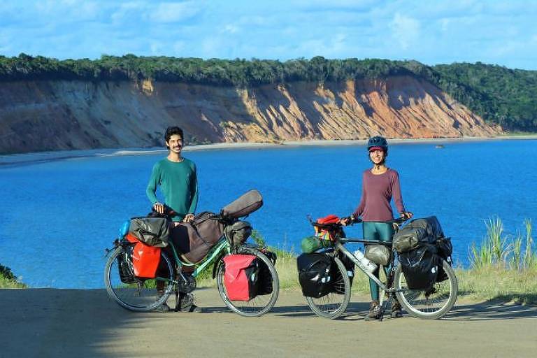 O casal que foi viajar com R$ 67 e percorreu 11 mil km de bicicleta em 6 anos