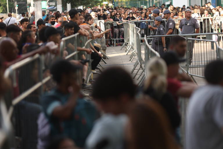 Fãs de Taylor Swift formam fila para comprar ingressos no Allianz Parque, em São Paulo