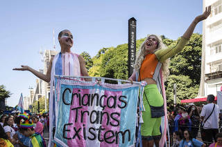 27¼ edicao da Parada do orgulho LGBT+. Participantes exibem frase pelas criancas trans na av Paulista