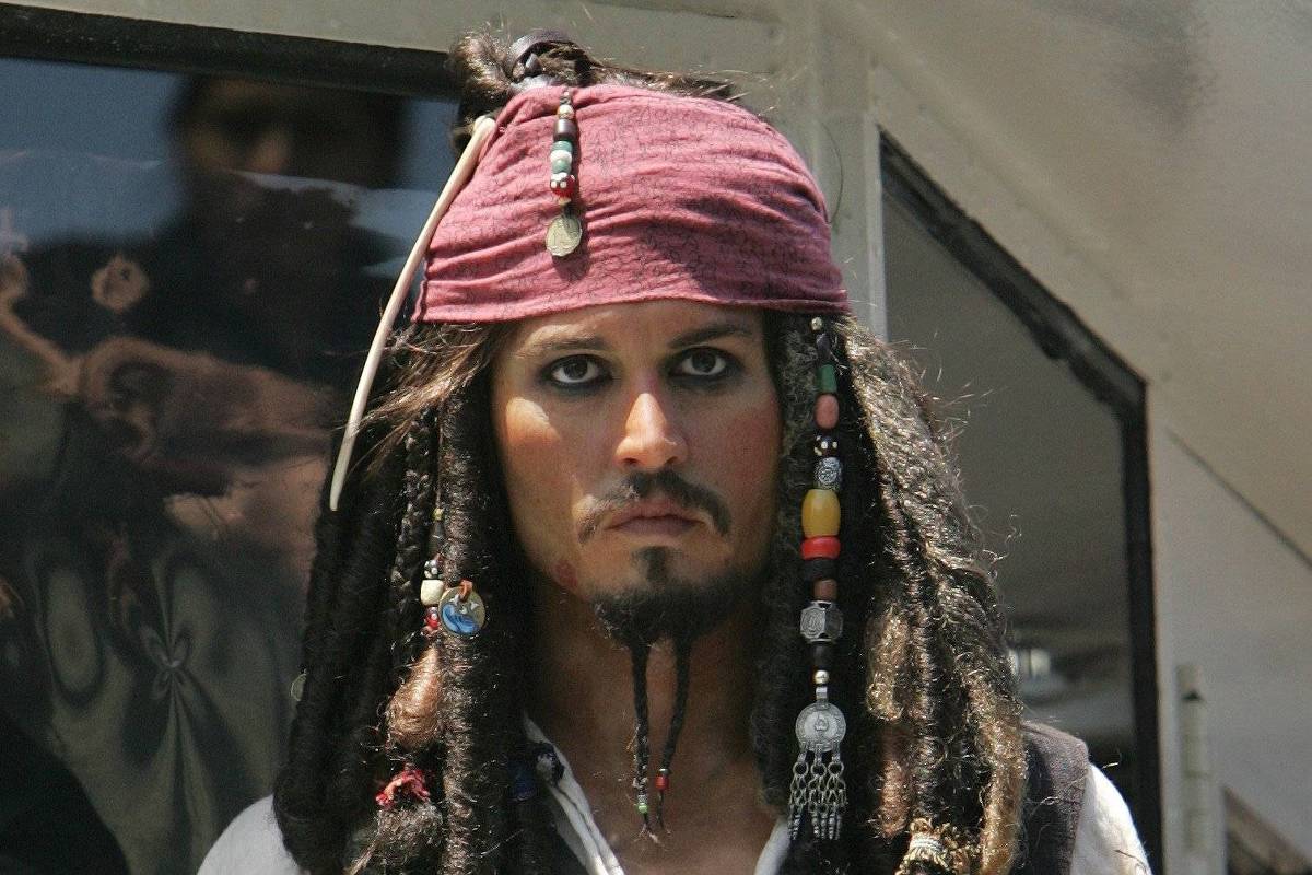 Johnny depp diz que nunca assistiu aos filmes dos Piratas do Caribe e