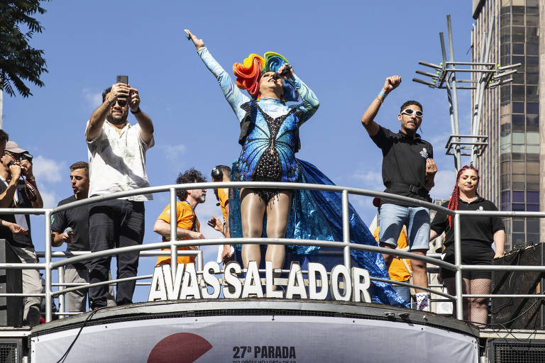 Drag queen Tchaka na abertura do desfile da parada LGBT+ na avenida Paulista