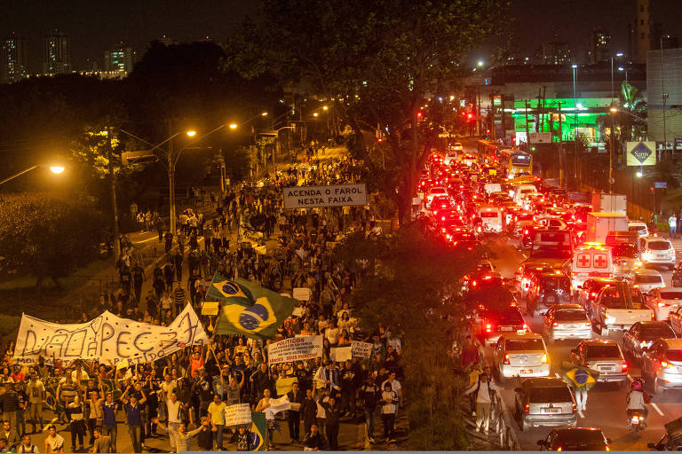 Protestos de 2013 incentivaram a antipolítica, escreve leitor