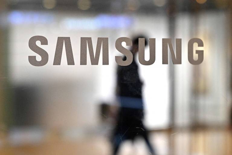 Homem passa atrás de vidro com logo da Samsung em edifício de Seul, na Coreia do Sul