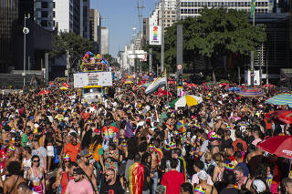 27¼ edicao da Parada do orgulho LGBT+.   Publico acompanha trios eletricos na av Paulista proximo ao Conjunto Nacional