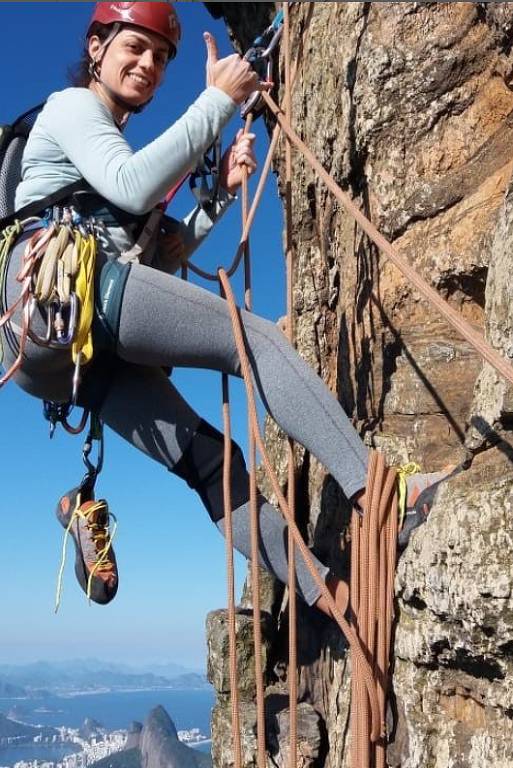 A ecóloga Catarina Jakovac escalando na Pedra da Gávea, no Rio de Janeiro