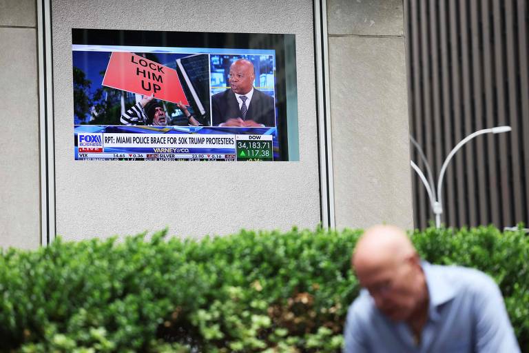 Tela na sede da Fox News, em Nova York, noticia indiciamento do ex-presidente Donald Trump, em junho