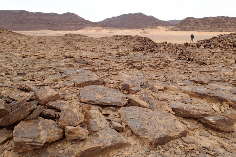A chamada pipa do deserto vista do solo no norte da Arábia Saudita; vistas de cima, as misteriosas estruturas de pedra pré-históricas se assemelham a pipas com rabos