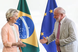 Lula cumprimenta a presidente da Comissão Europeia, Ursula von der Leyen