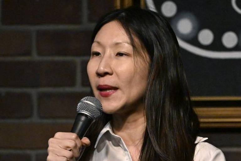 Jocelyn Chia, uma advogada que virou comediante, é uma artista de destaque em Nova York