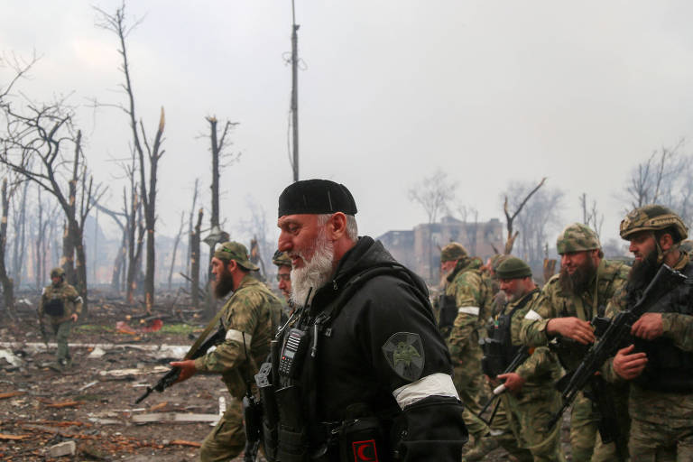 O número 2 da ditadura tchetchena, Adam Delimkhanov, com suas tropas especiais em Mariupol, em abril do ano passado
