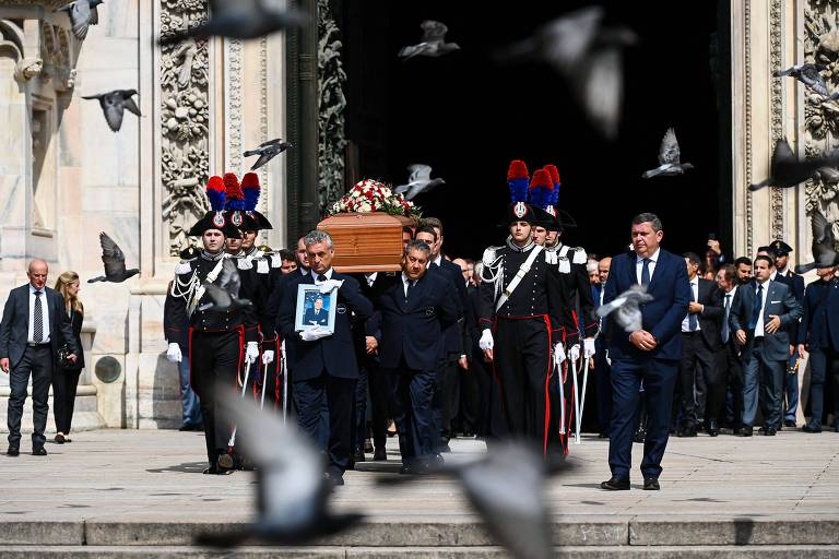 Caixão do ex-primeiro-ministro da Itália Silvio Berlusconi é carregado do lado de fora da Catedral de Milão 