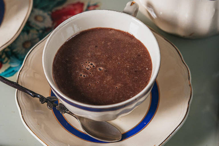 Aprenda a fazer uma receita clássica de chocolate quente