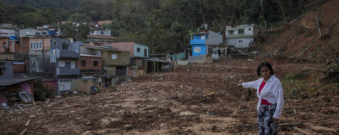 SAO  SEBASTIAO - SP -  06 a 08/06/2023 - Ongs e poder publico arrecadaram dezenas de milhoes de reais para ajuda emergencial da tragedia provocada pela chuvas em Sao Sebastiao. Tres meses depois, praticamente nada desse dinheiro foi ainda destinado as vitimas.  Na foto, Gisele Jesus da Silva, 31, empregada domestica que trabalha para veranistas na praia da Baleia e teve sua casa invadida pela lama. Ela perdeu praticamente tudo e ate agora nao recebeu nenhum tipo de ajuda.  (Foto: Marlene Bergamo/Folhapress) - 0117
