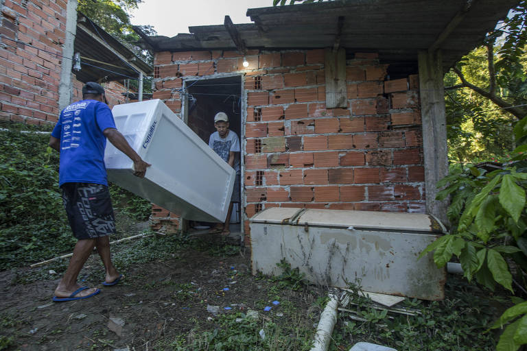 Com geladeira nova, mas sem água, moradores que voltam para suas casas no Morro do Pantanal, em Juquehy, aguardam recursos para comprar mangueiras para restabelecer o abastecimento