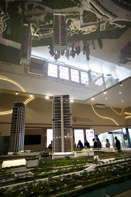 A maquete do Parque Global levou cerca de cinco meses para ser finalizada e, aproximadamente, 60 pessoas estiveram envolvidas na montagem coordenada pela Adhemir Fogassa Maquetes