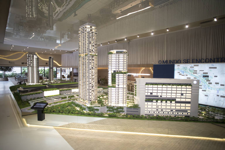 Maquete do complexo imobiliário Parque Global no stand instalado na Marginal Pinheiros, 14.500